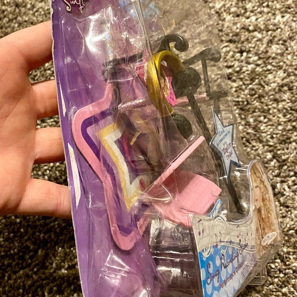 Taylor Swift Singing Doll with Accessory Pack - Picture 5 of 5